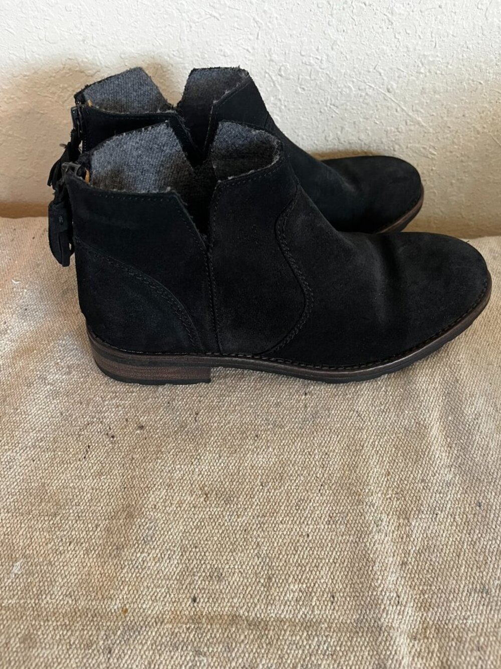 Sebaso Woman's Black Suede Minimalist Back Zipper Ankle Boots/Booties Sz 7